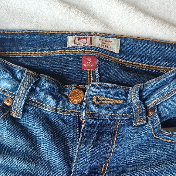 LEI Women's Flare Jeans in Deep Blue Size 3... Only Worn Once! - Picture 2 of 12